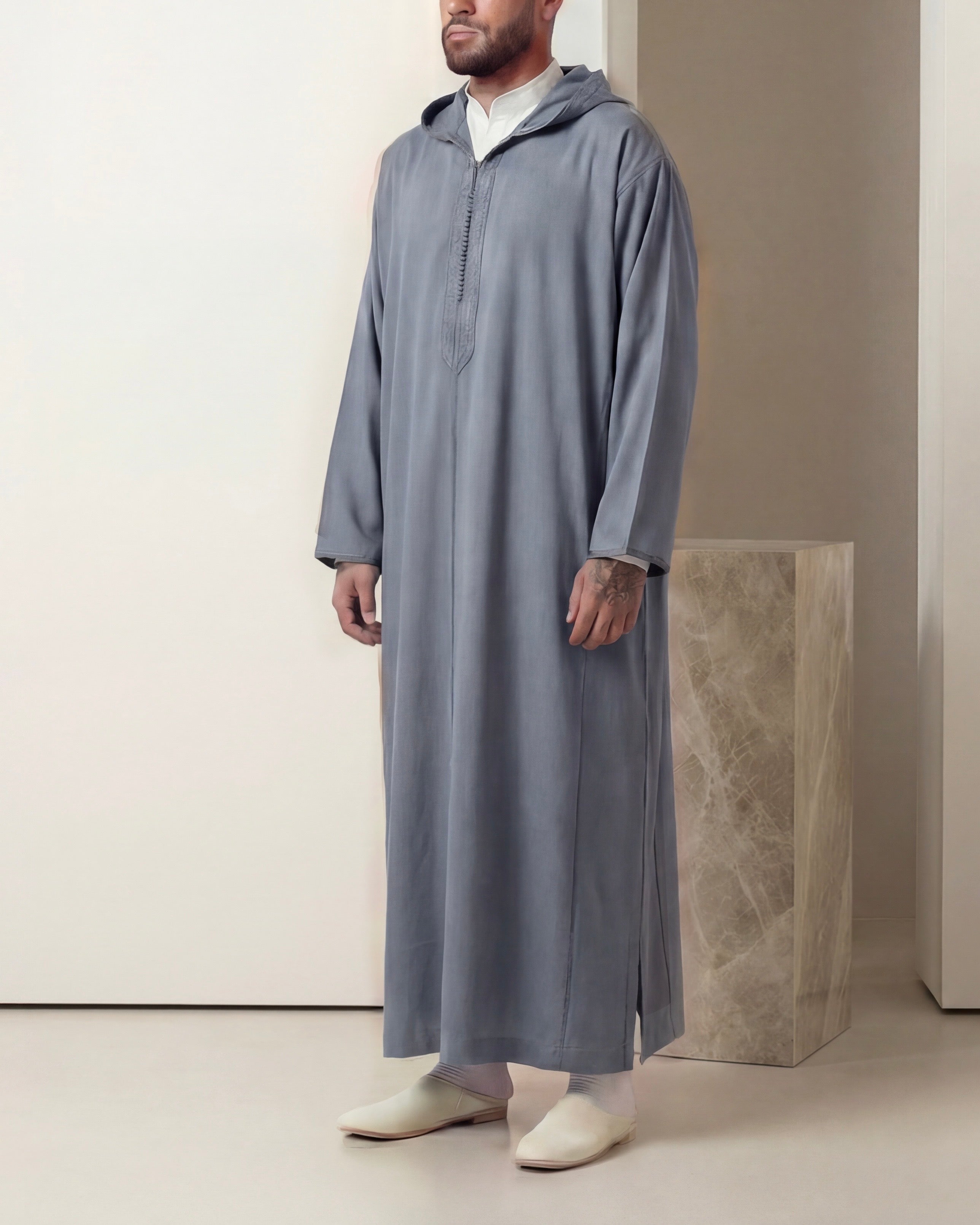 mannequin portant Djellaba homme matiere legere de couleur gris avec un travail entierement fait main vue entiere