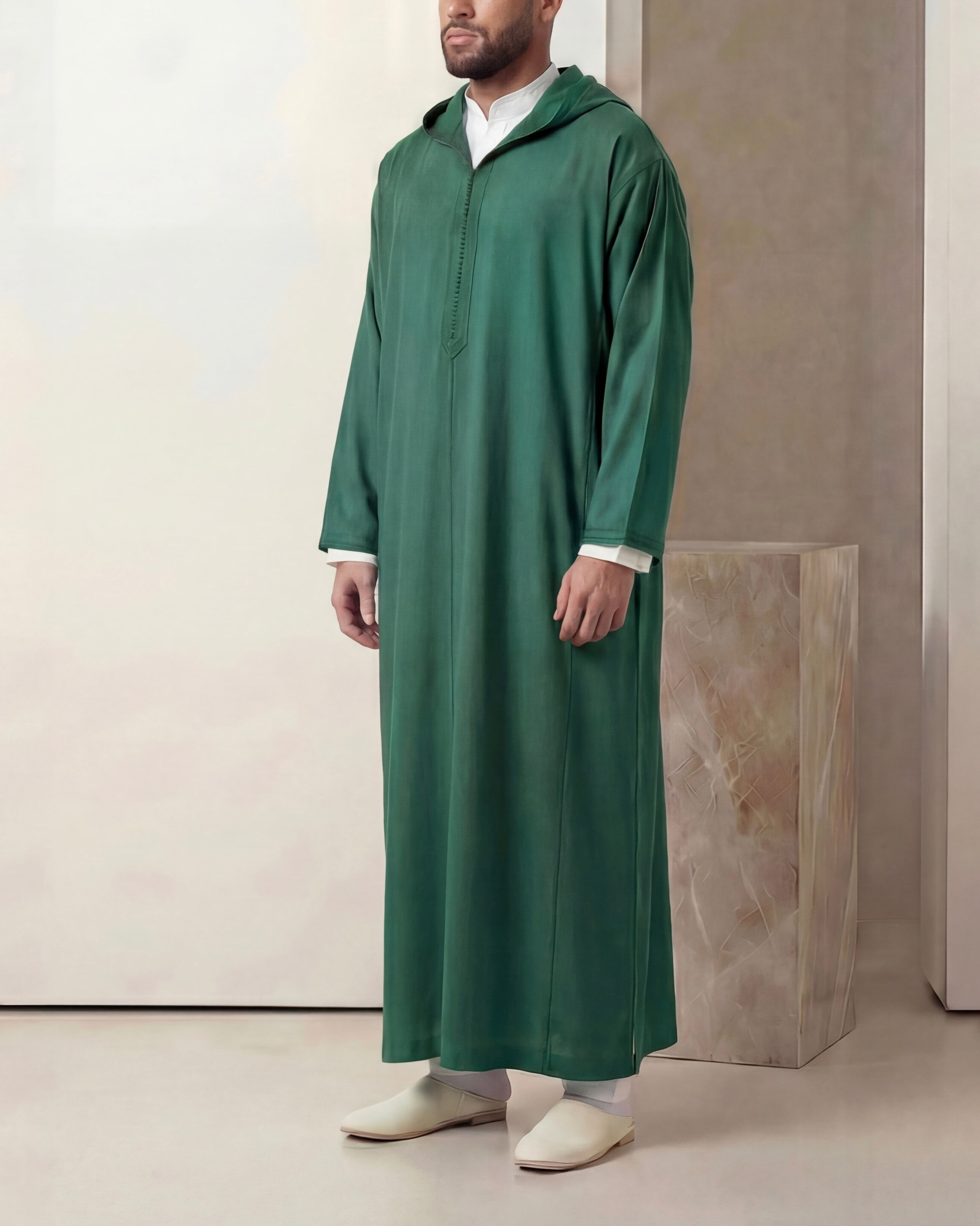 mannequin portant Djellaba homme matiere legere de couleur vert avec un travail entierement fait main vue entiere