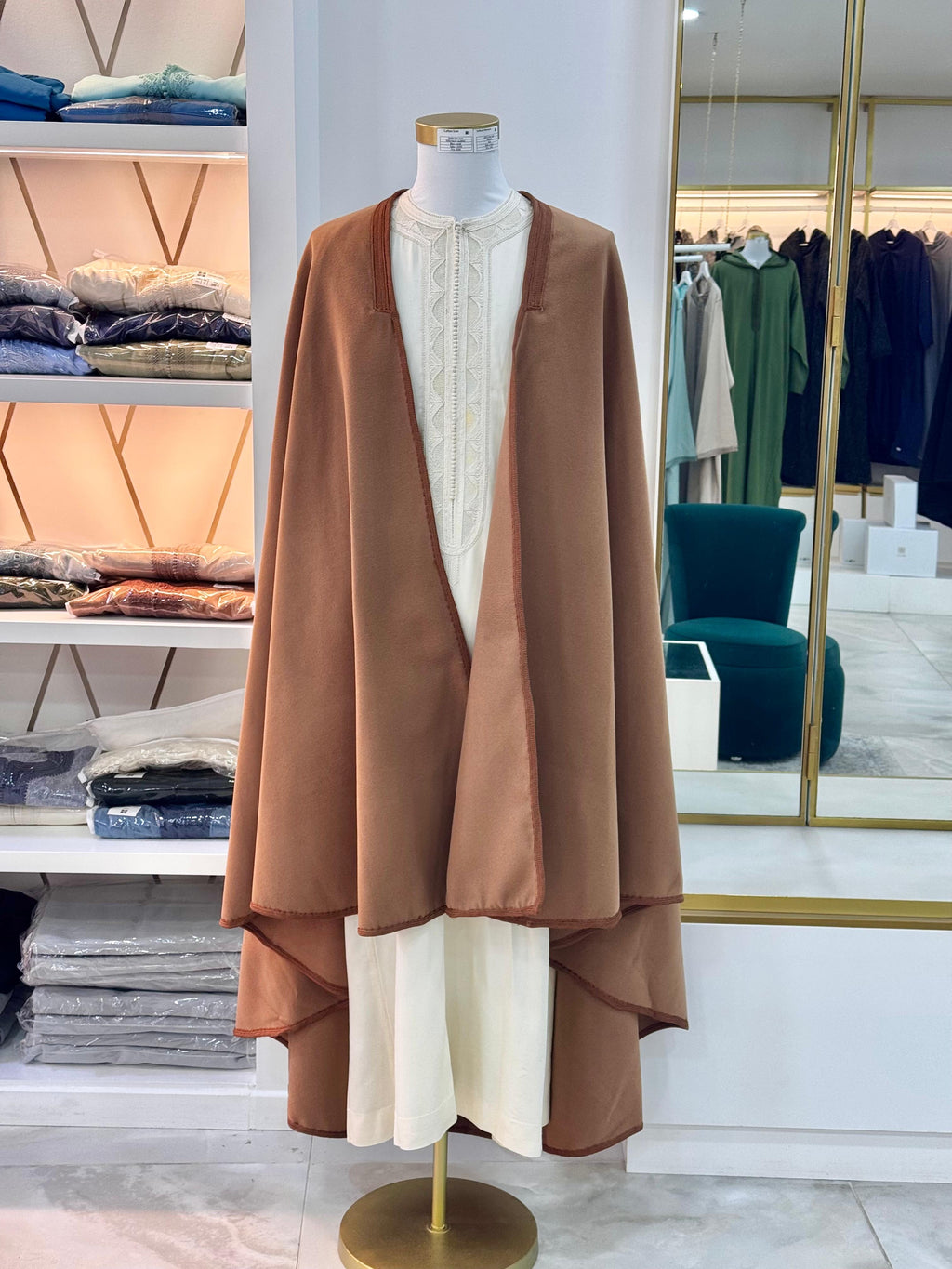 mannequin portant Selham homme matiere epais de couleur camel avec un travail entierement fait main vue entiere