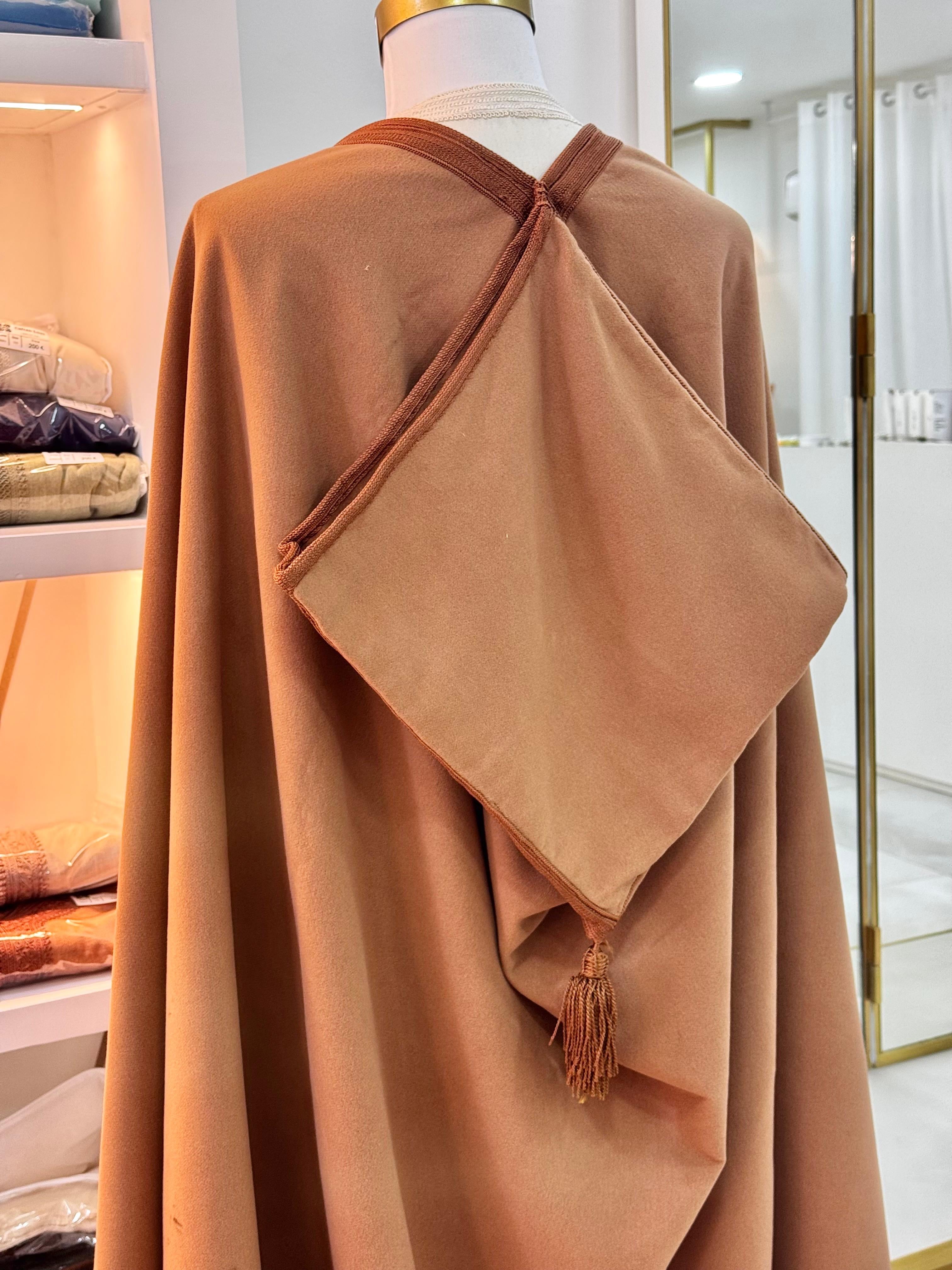 mannequin portant Selham homme matiere epais de couleur camel avec un travail entierement fait main vue dos