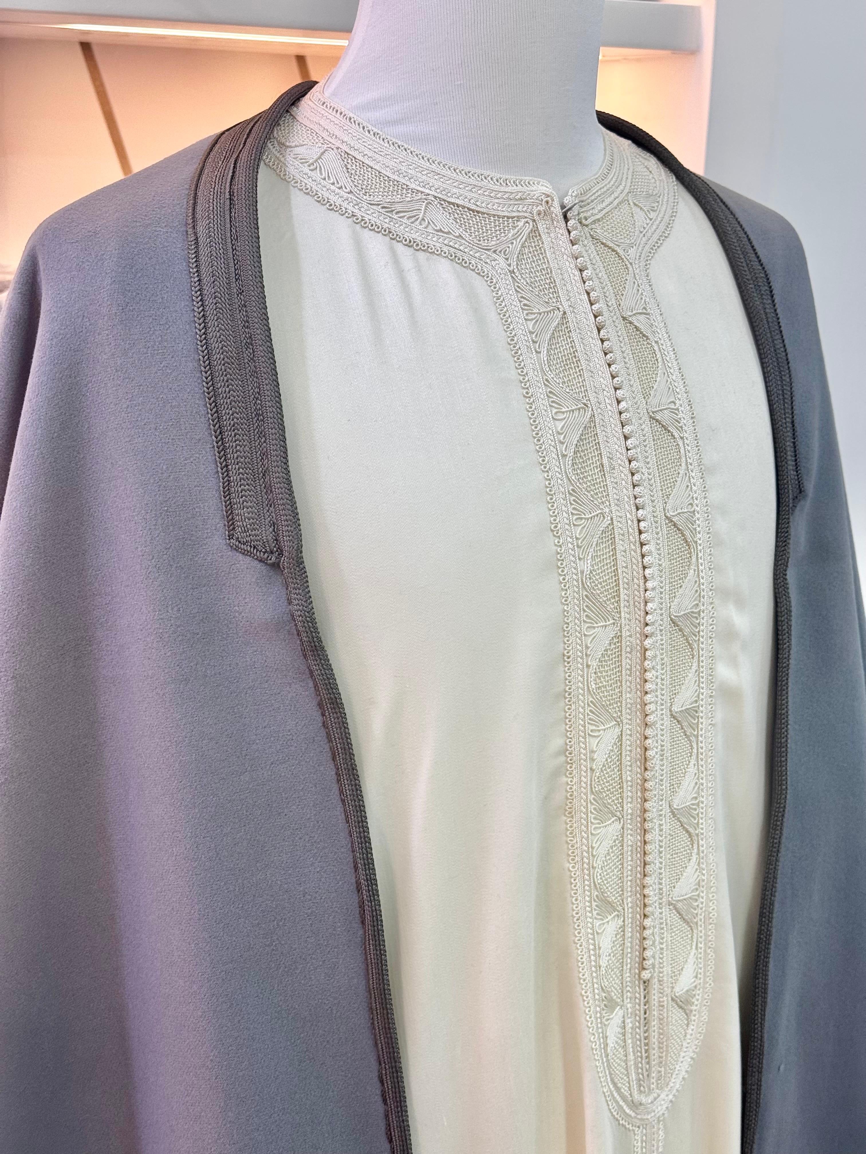 mannequin portant Selham homme matiere epais de couleur gris avec un travail entierement fait main vue motifs