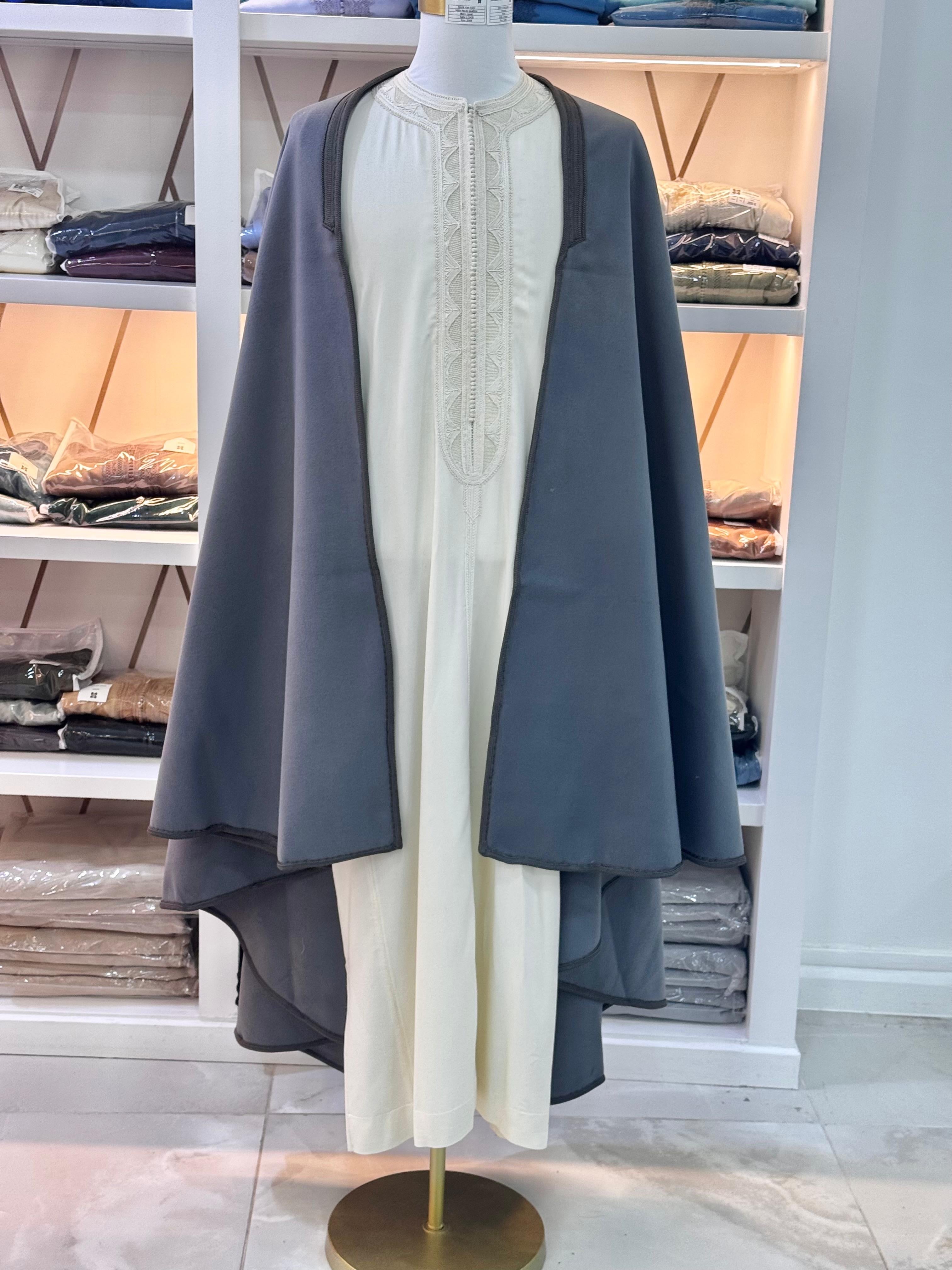 mannequin portant Selham homme matiere epais de couleur gris avec un travail entierement fait main vue entiere