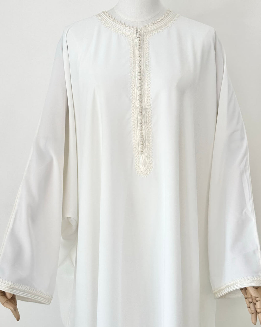 mannequin portant abaya femme matiere legere de couleur blanche avec un travail finition faite main vue face-rapprochee
