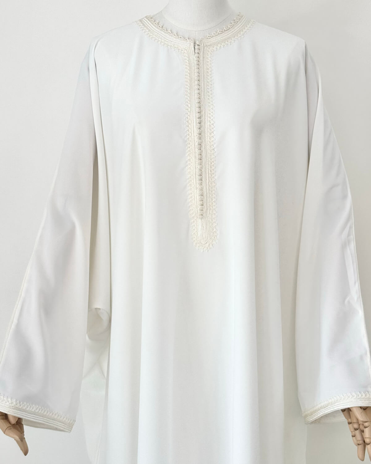 mannequin portant abaya femme matiere legere de couleur blanche avec un travail finition faite main vue face-rapprochee