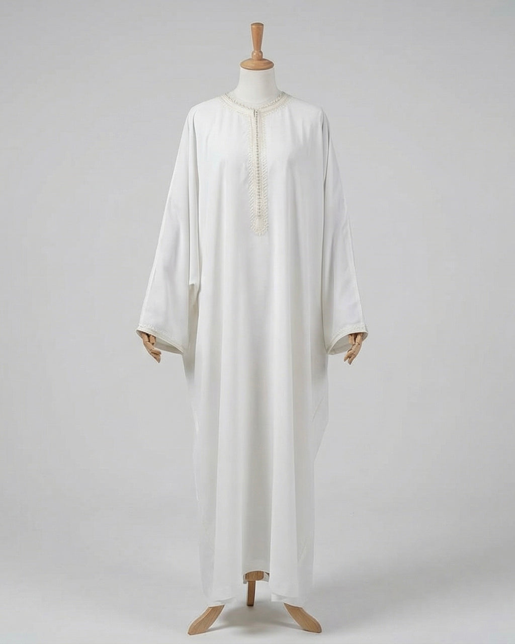 mannequin portant abaya femme matiere legere de couleur blanche avec un travail finition faite main vue entiere