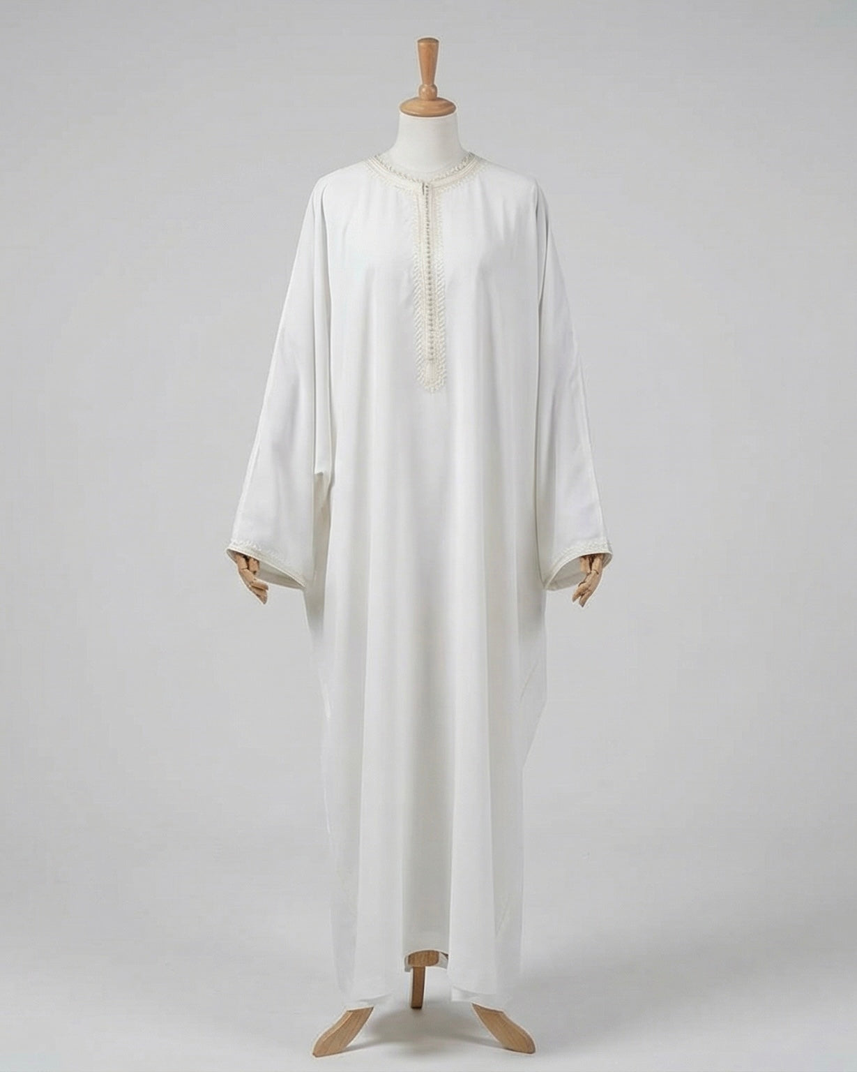 mannequin portant abaya femme matiere legere de couleur blanche avec un travail finition faite main vue entiere