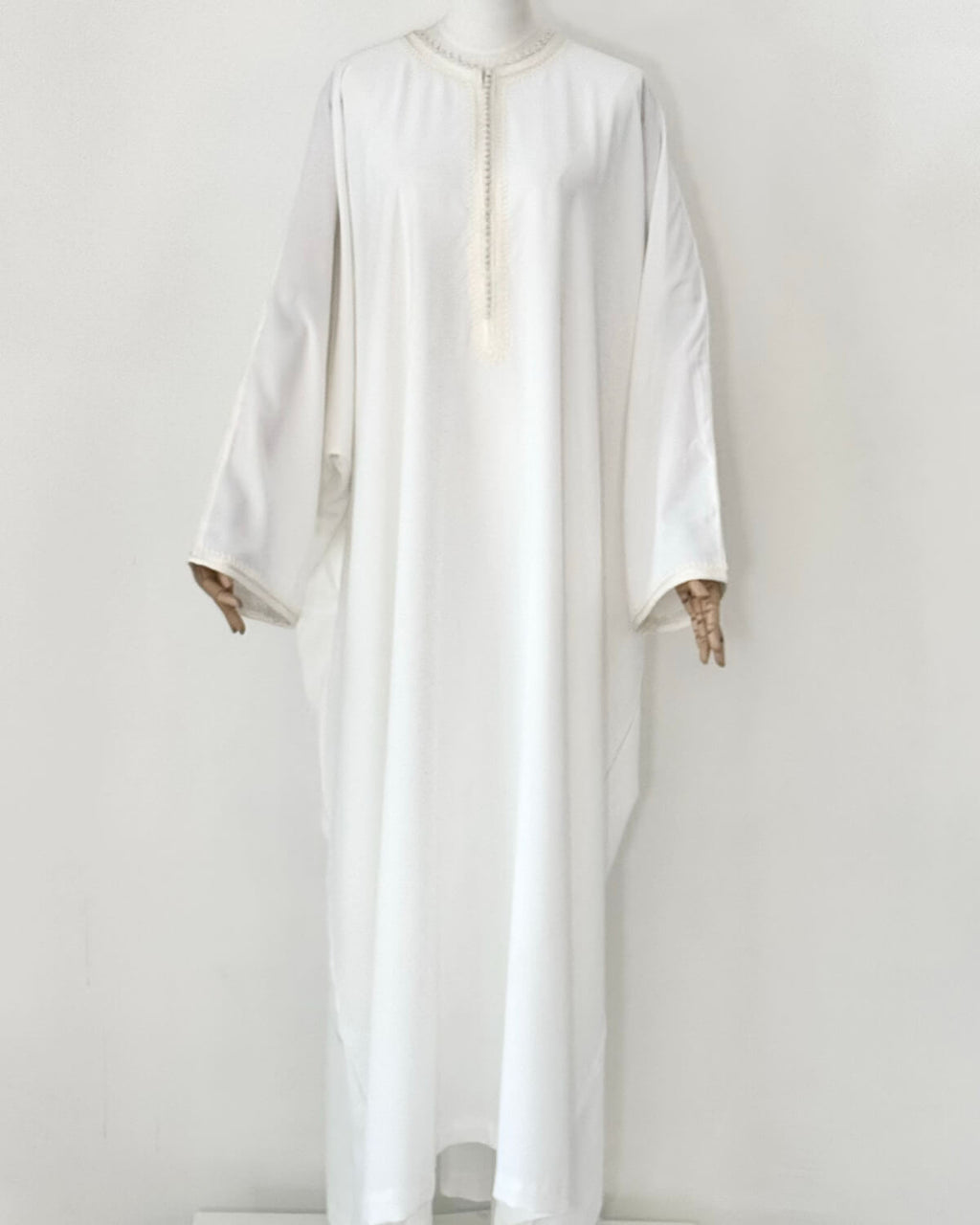 mannequin portant abaya femme matiere legere de couleur blanche avec un travail finition faite main vue entiere