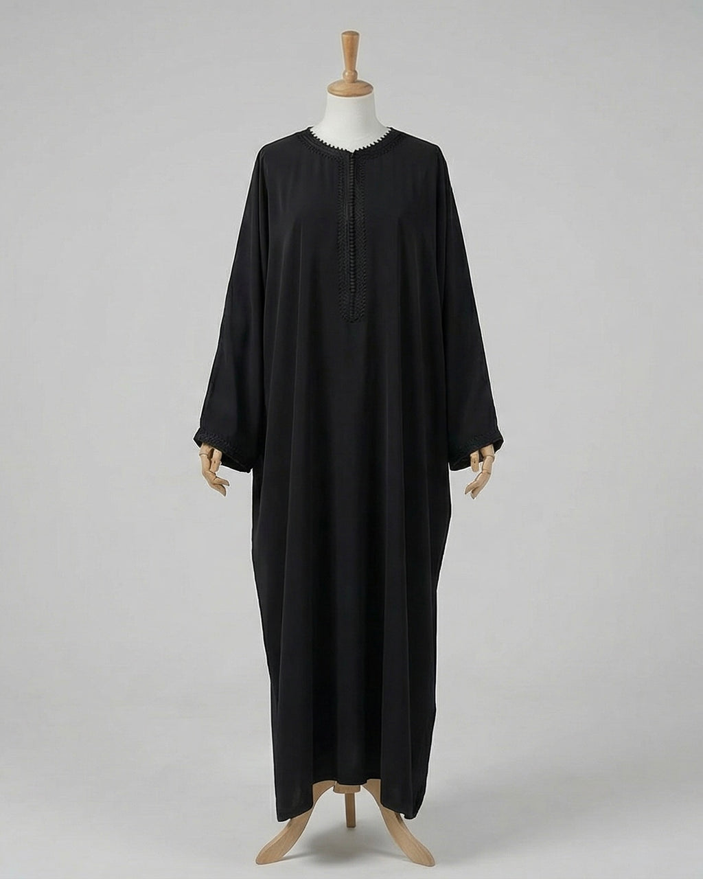 mannequin portant abaya femme matiere legere de couleur bleue avec un travail finition faite main vue entiere