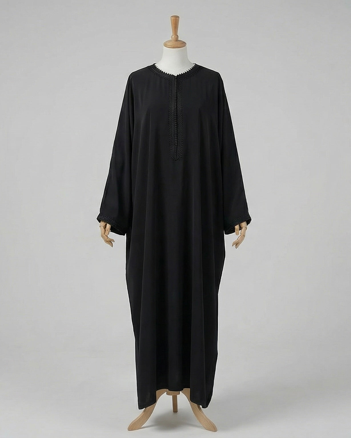 mannequin portant abaya femme matiere legere de couleur bleue avec un travail finition faite main vue entiere