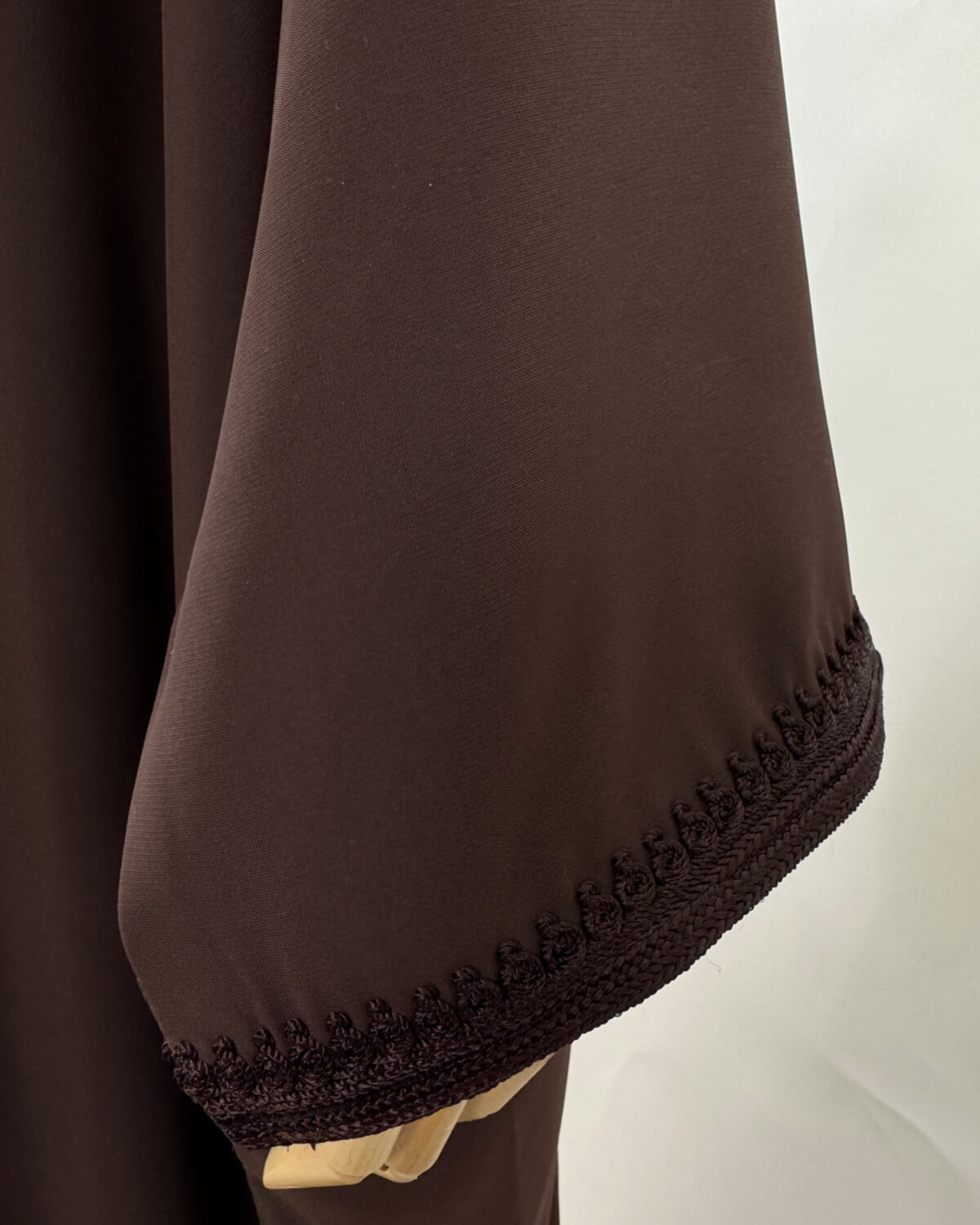 mannequin portant abaya femme matiere legere de couleur marron avec un travail finition faite main vue manches