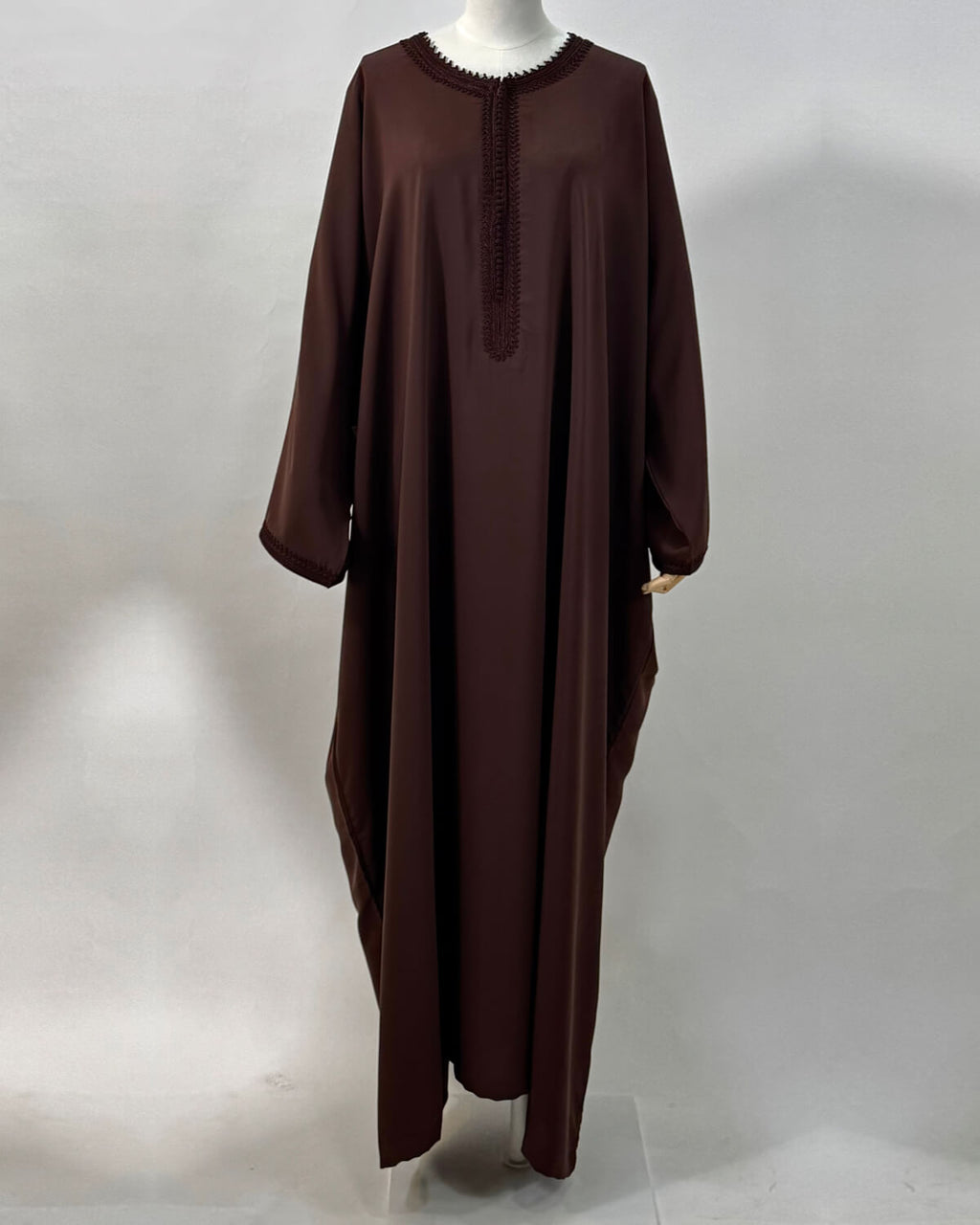 mannequin portant abaya femme matiere legere de couleur marron avec un travail finition faite main vue entiere
