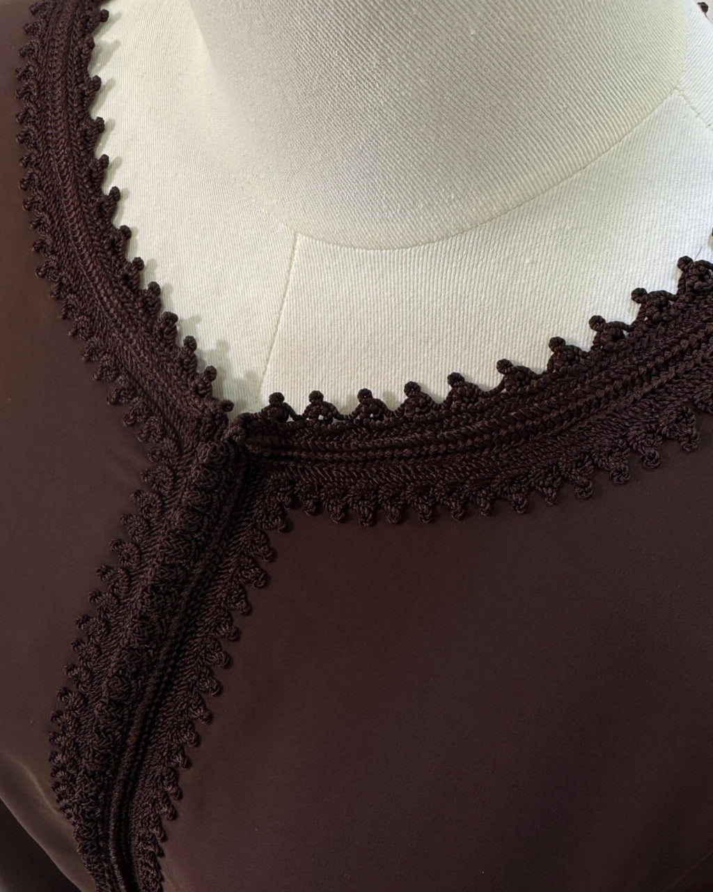 mannequin portant abaya femme matiere legere de couleur marron avec un travail finition faite main vue entiere