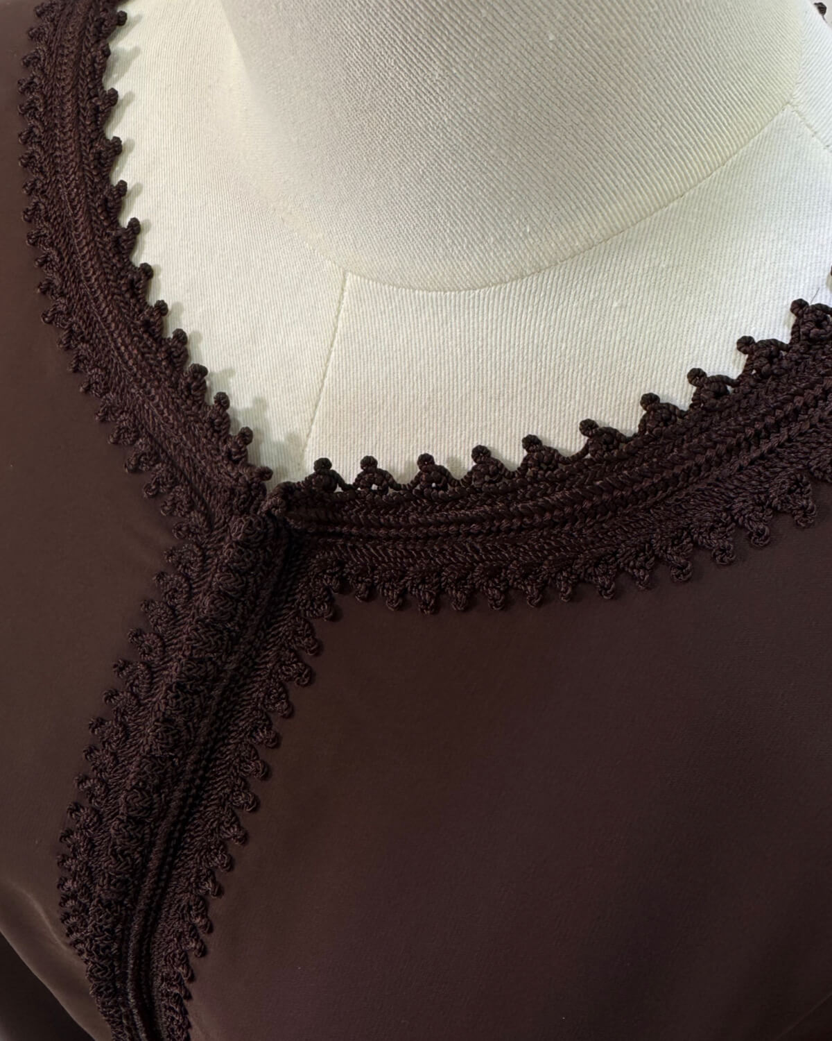 mannequin portant abaya femme matiere legere de couleur marron avec un travail finition faite main vue entiere