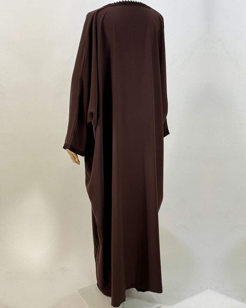 mannequin portant abaya femme matiere legere de couleur marron avec un travail finition faite main vue dos