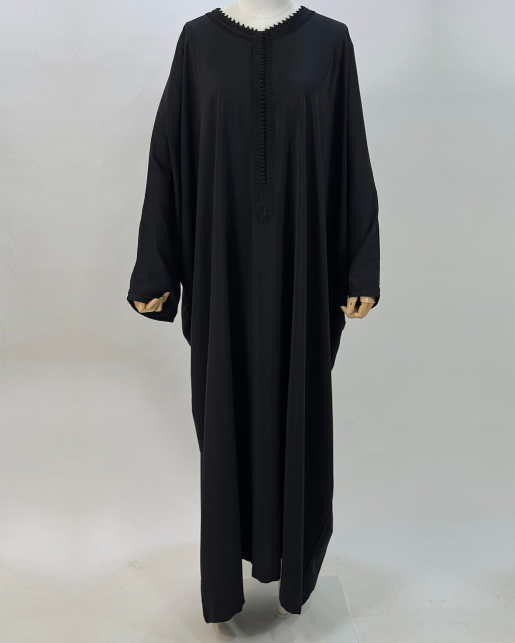 mannequin portant abaya femme matiere legere de couleur noire avec un travail finition faite main vue entiere