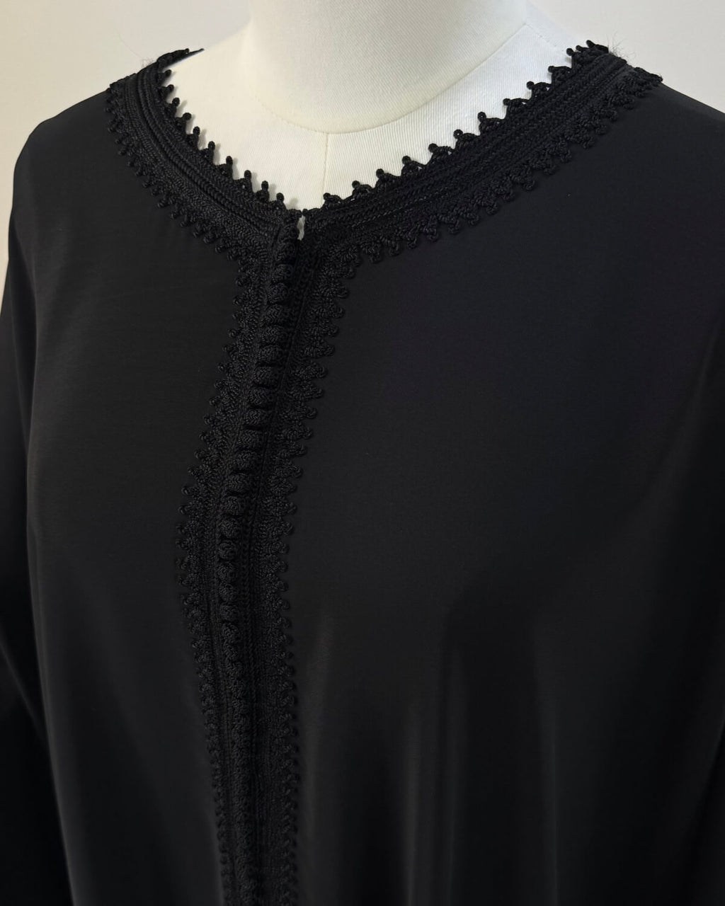 mannequin portant abaya femme matiere legere de couleur noire avec un travail finition faite main vue details-rapproches