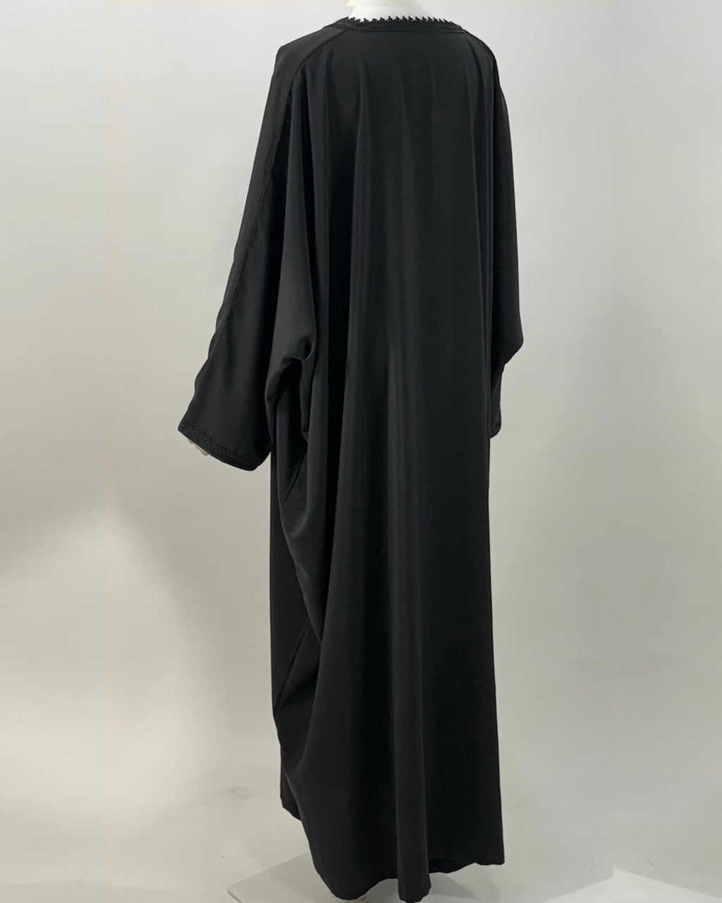 mannequin portant abaya femme matiere legere de couleur noire avec un travail finition faite main vue dos