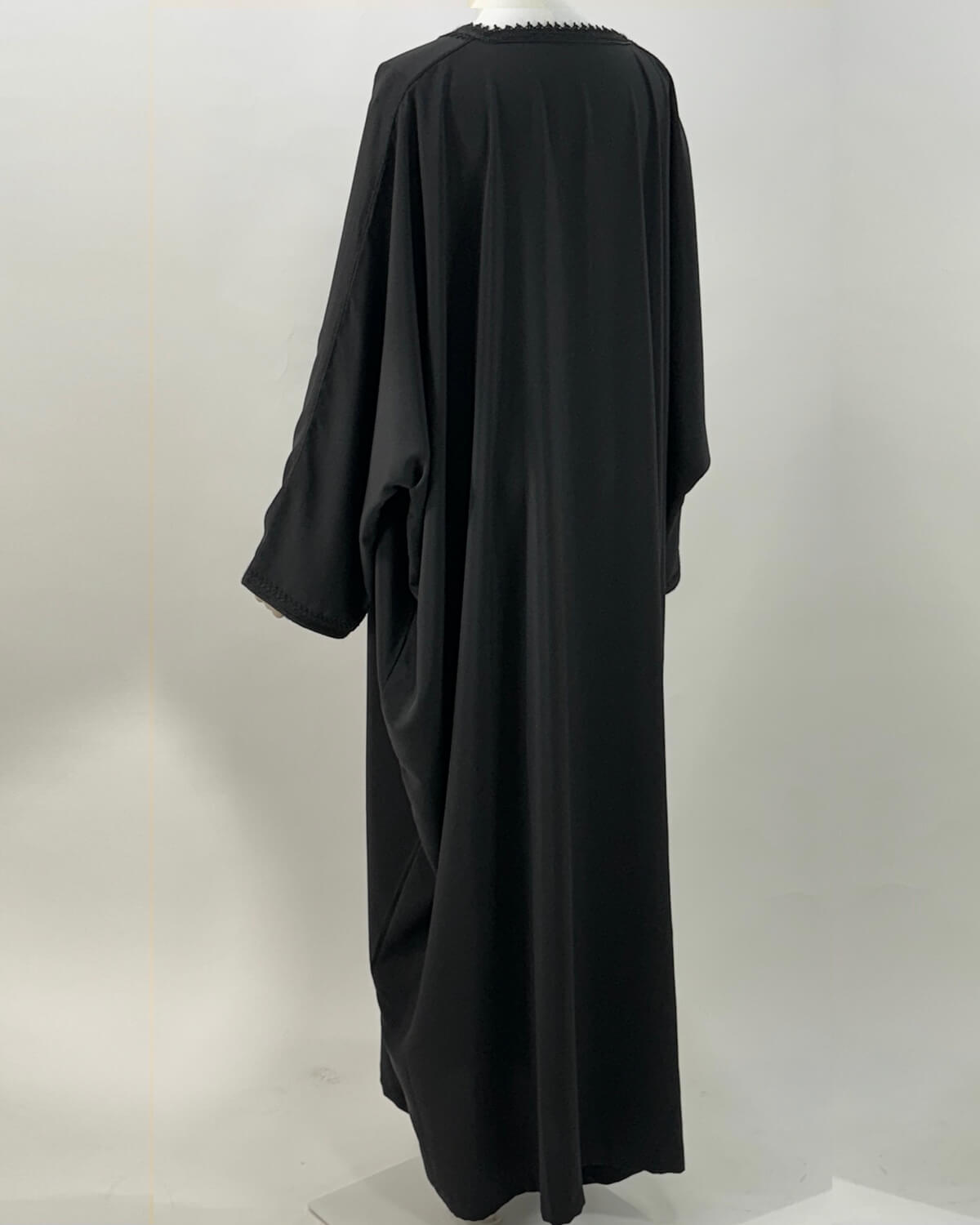 mannequin portant abaya femme matiere legere de couleur noire avec un travail finition faite main vue dos