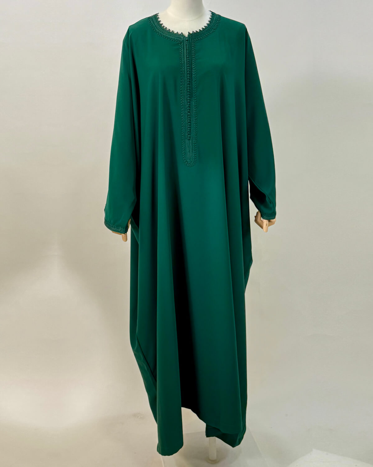 mannequin portant abaya femme matiere legere de couleur verte avec un travail finition faite main vue entiere