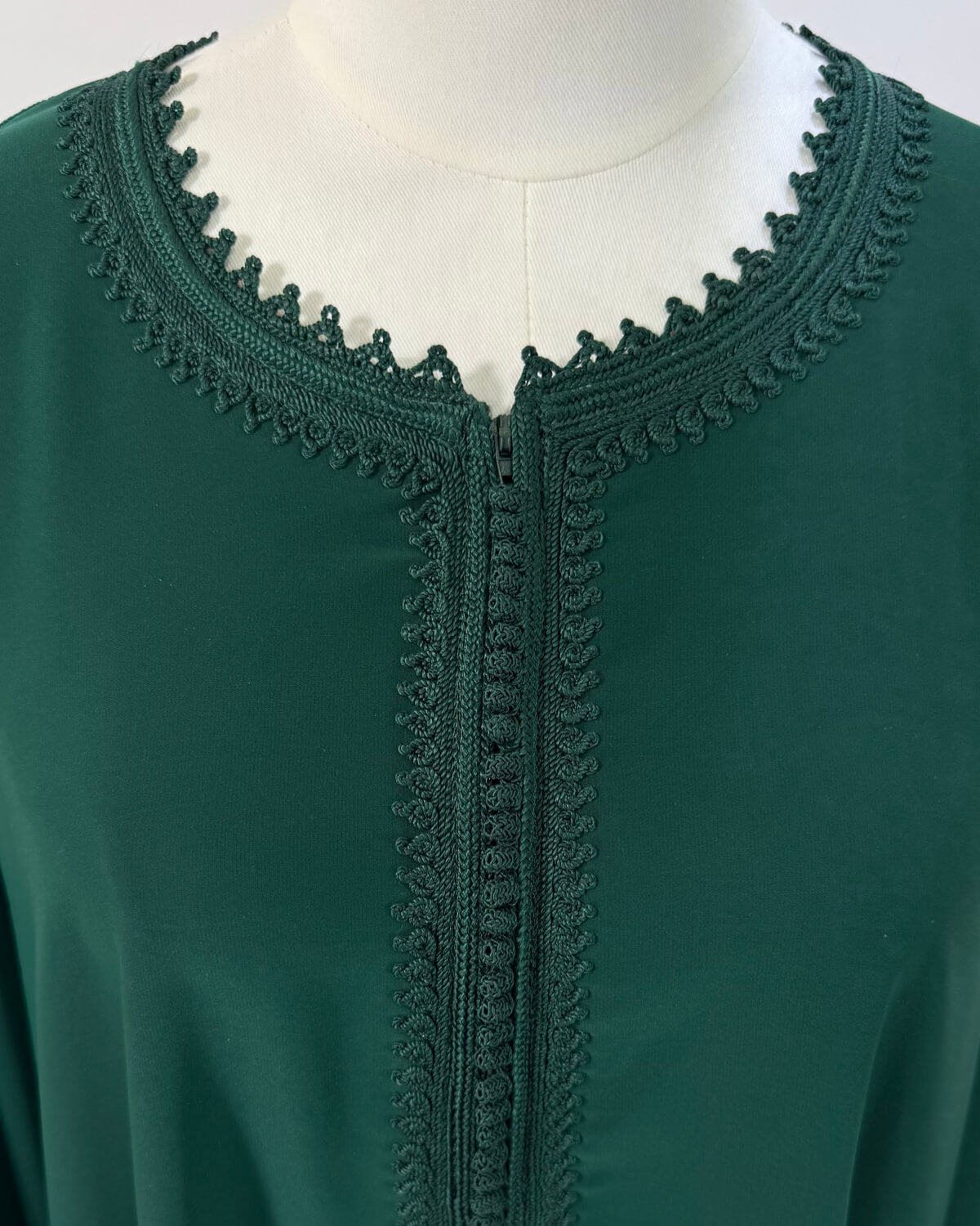 mannequin portant abaya femme matiere legere de couleur verte avec un travail finition faite main vue motifs