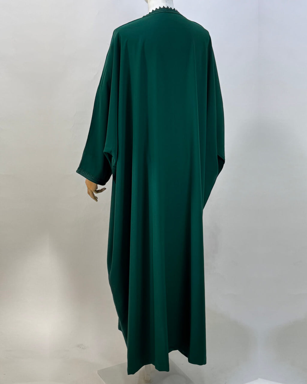 mannequin portant abaya femme matiere legere de couleur verte avec un travail finition faite main vue dos