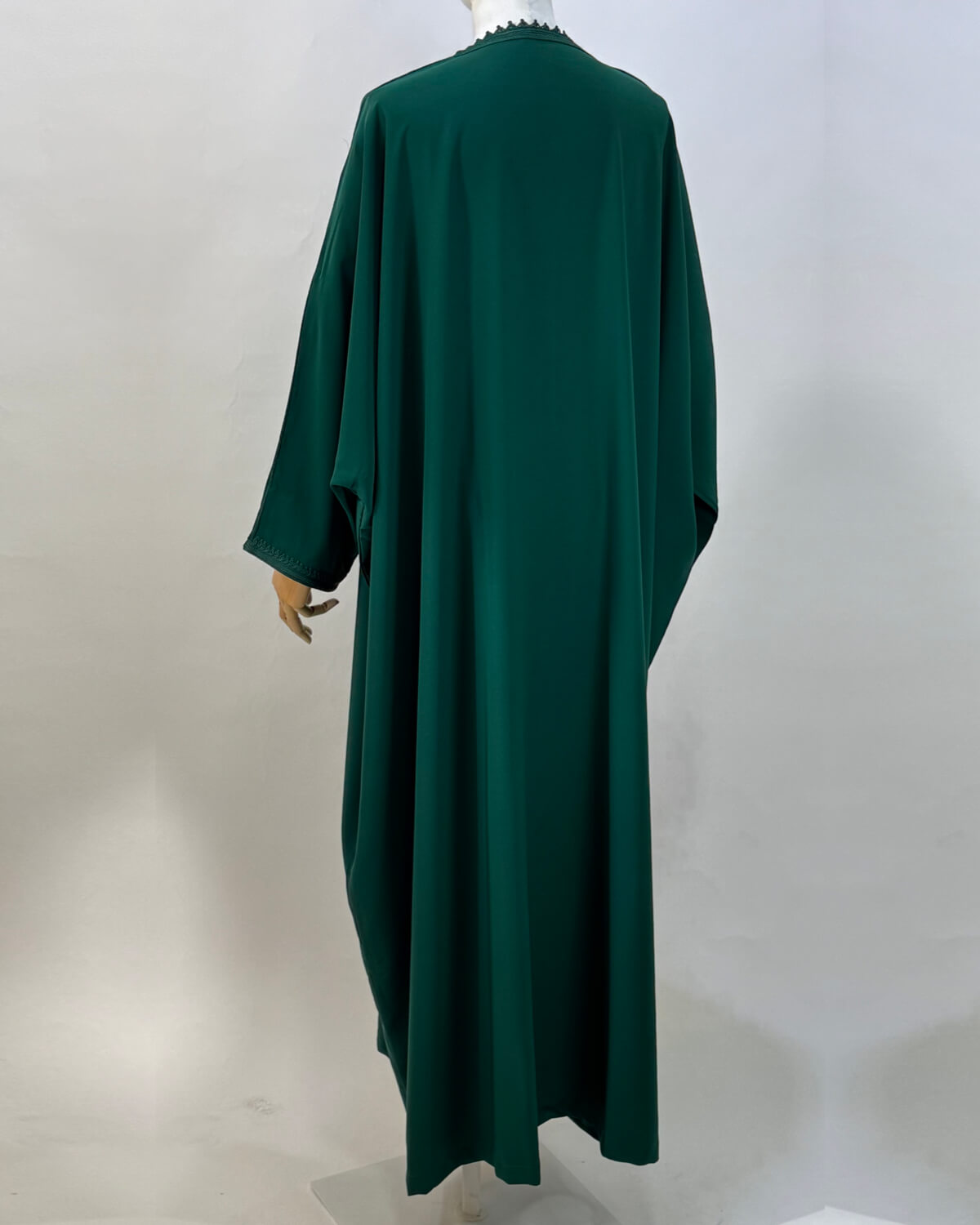 mannequin portant abaya femme matiere legere de couleur verte avec un travail finition faite main vue dos
