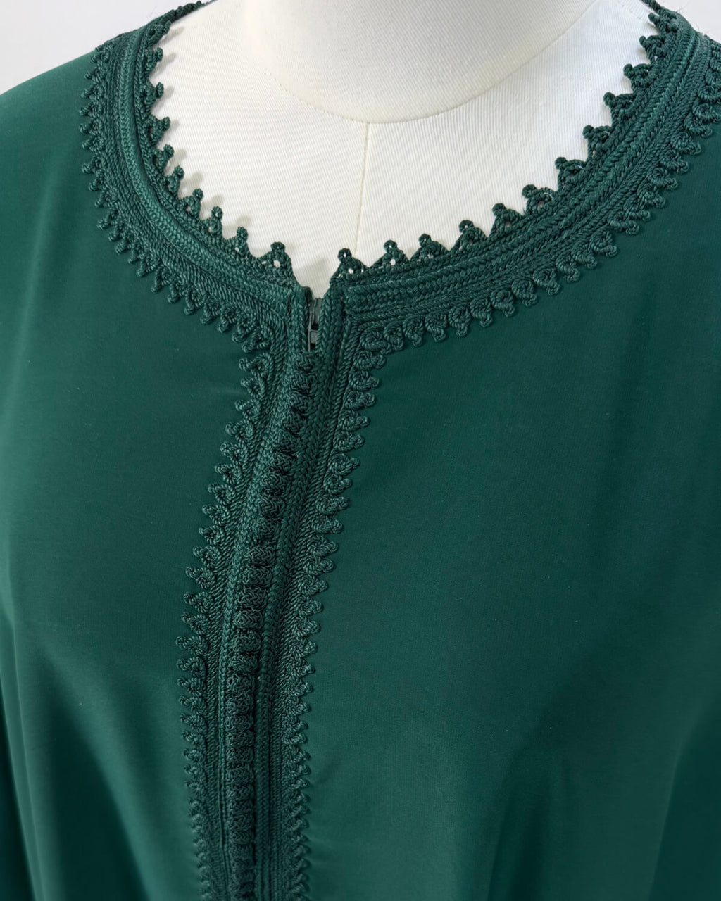 mannequin portant abaya femme matiere legere de couleur verte avec un travail finition faite main vue details-rapproches