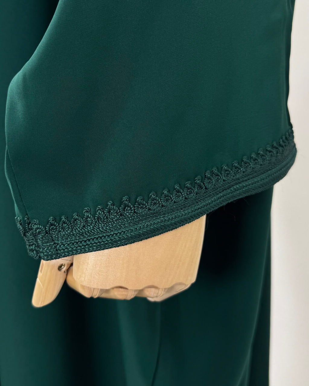 mannequin portant abaya femme matiere legere de couleur verte avec un travail finition faite main vue manche