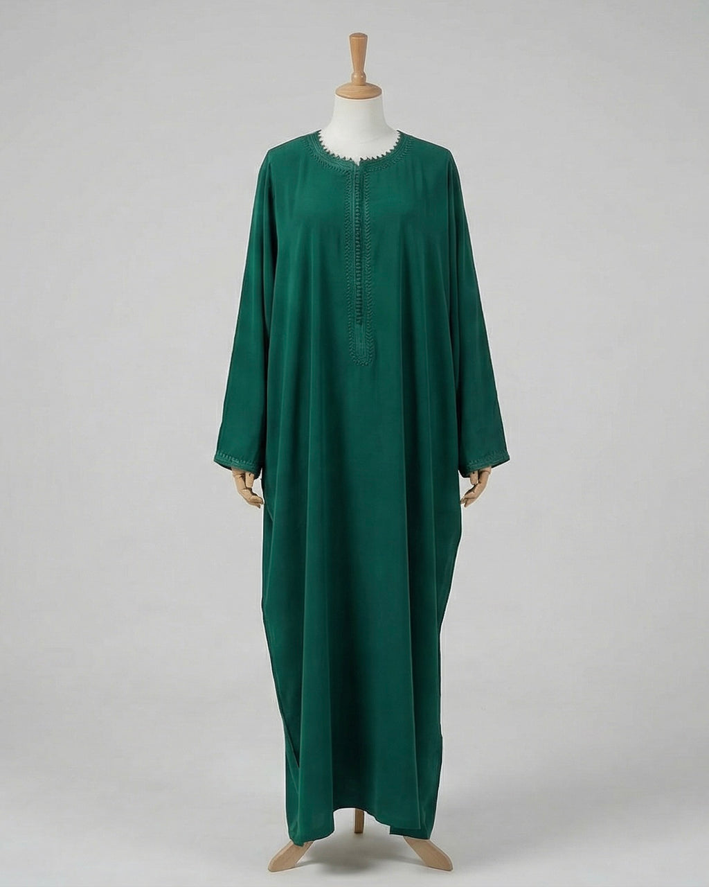 mannequin portant abaya femme matiere legere de couleur verte avec un travail finition faite main vue entiere