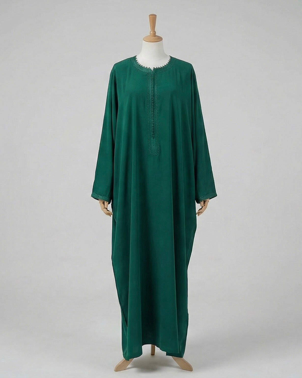 mannequin portant abaya femme matiere legere de couleur verte avec un travail finition faite main vue entiere