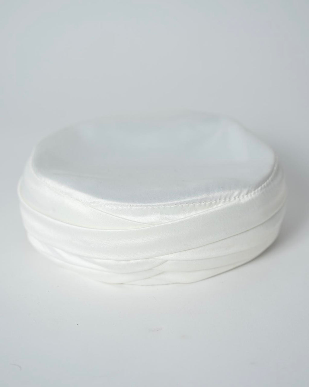 mannequin portant amama homme matiere type-razza de couleur blanche vue face