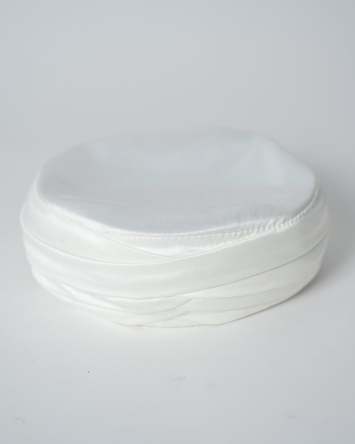 mannequin portant amama homme matiere type-razza de couleur blanche vue face