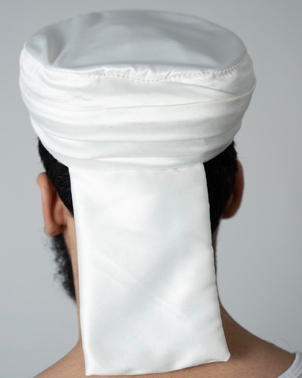 mannequin portant amama homme matiere type-razza de couleur blanche vue dos