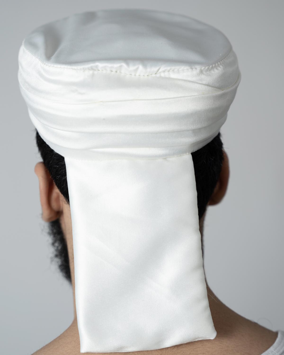 mannequin portant amama homme matiere type-razza de couleur blanche vue dos
