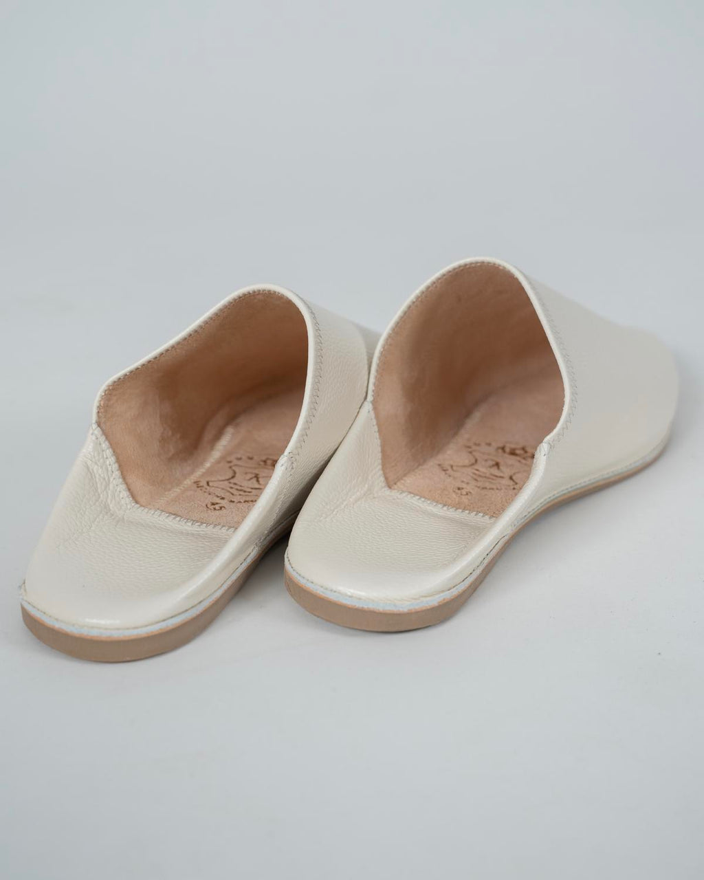 babouches homme matiere cuir de couleur blanches vue arriere-trois-quart