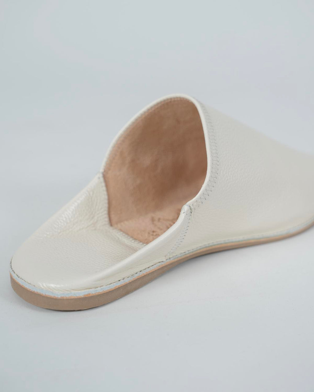 babouches homme matiere cuir de couleur blanches vue arriere-trois-quart