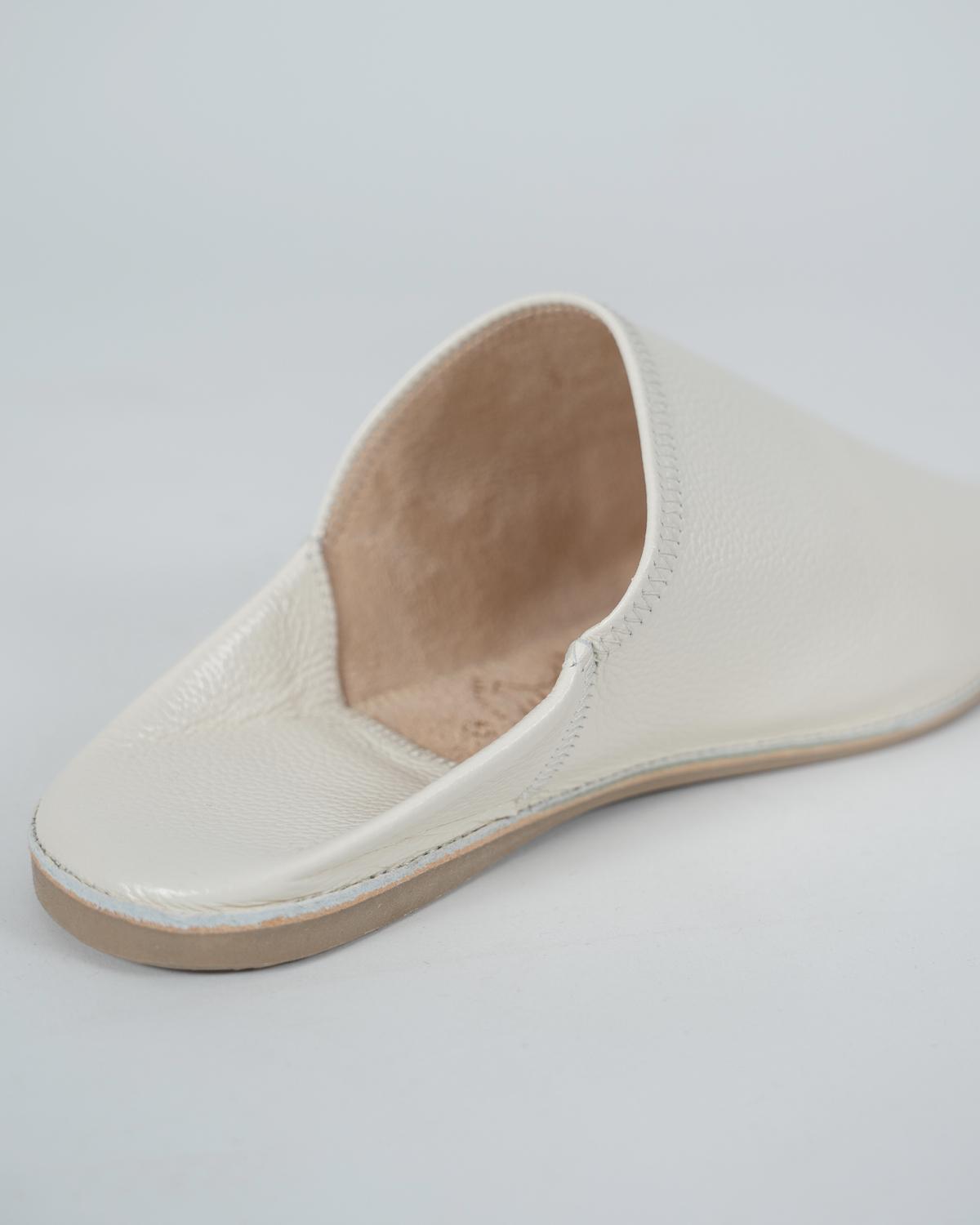 babouches homme matiere cuir de couleur blanches vue arriere-trois-quart