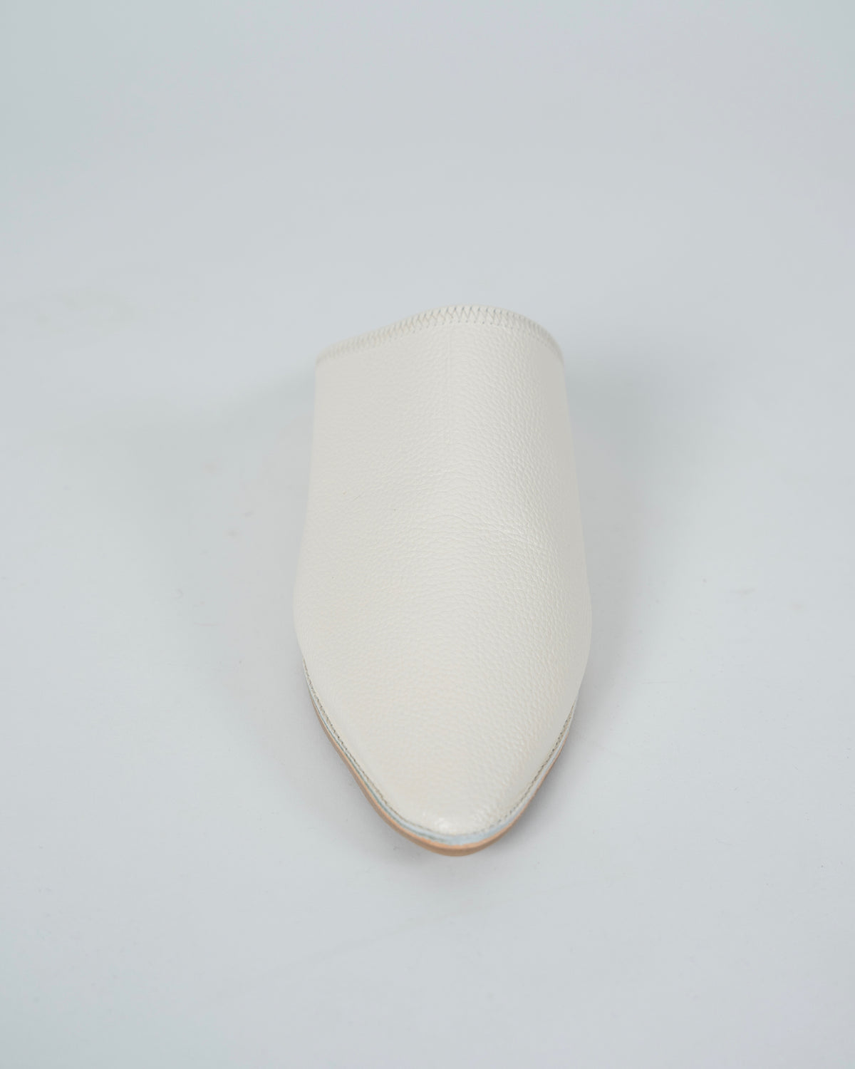 babouches homme matiere cuir de couleur blanches vue face
