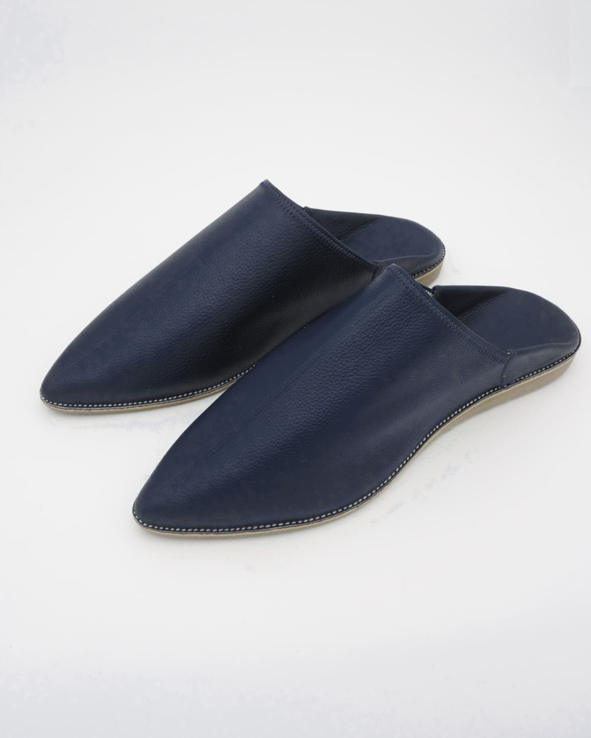 babouches homme matiere cuir de couleur bleues vue face-trois-quart