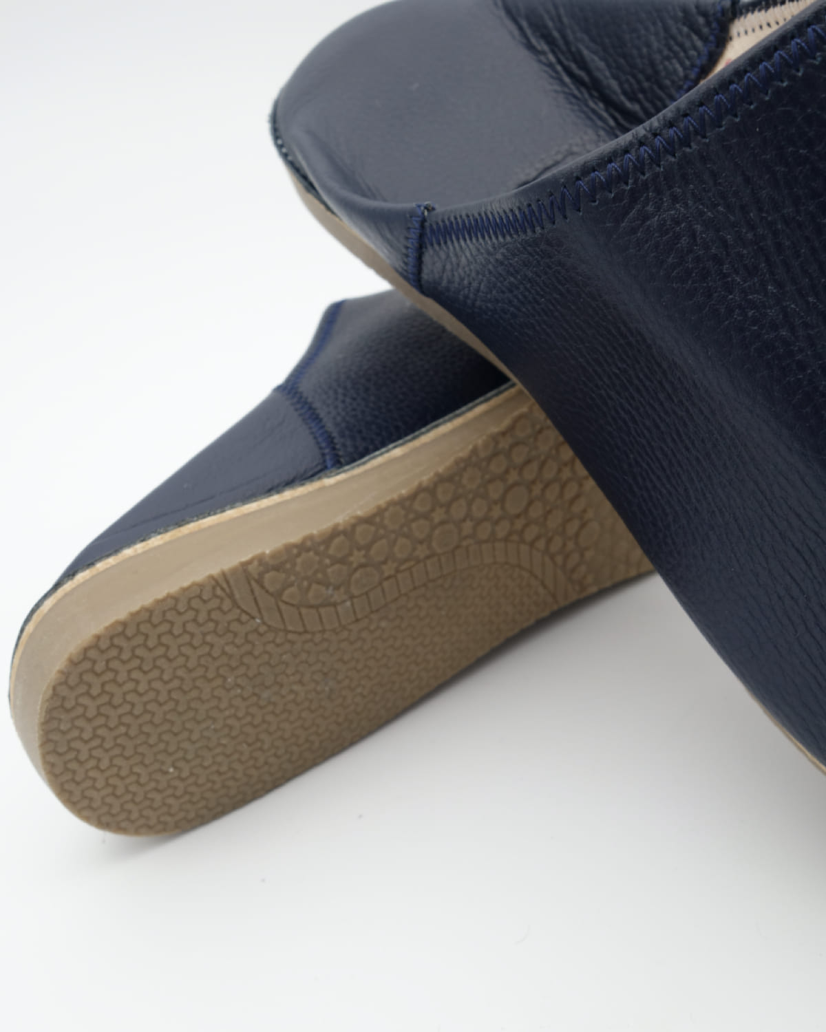 babouches homme matiere cuir de couleur bleues vue arriere-trois-quart