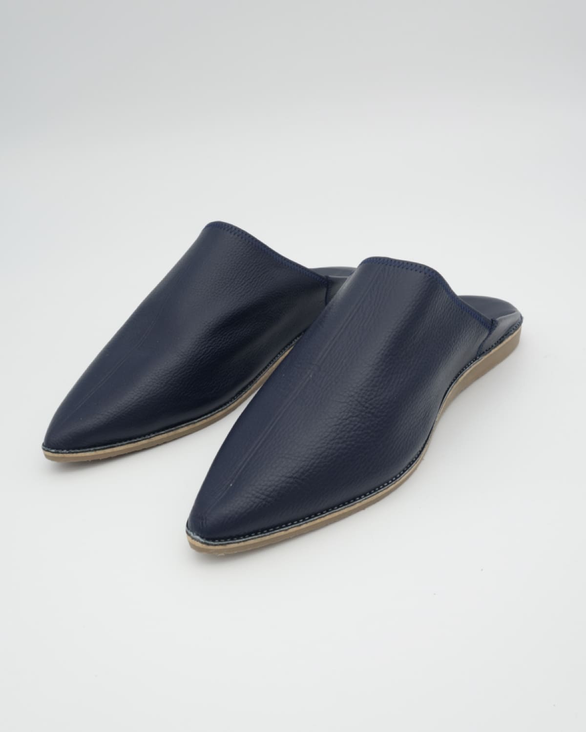 babouches homme matiere cuir de couleur bleues vue face-trois-quart