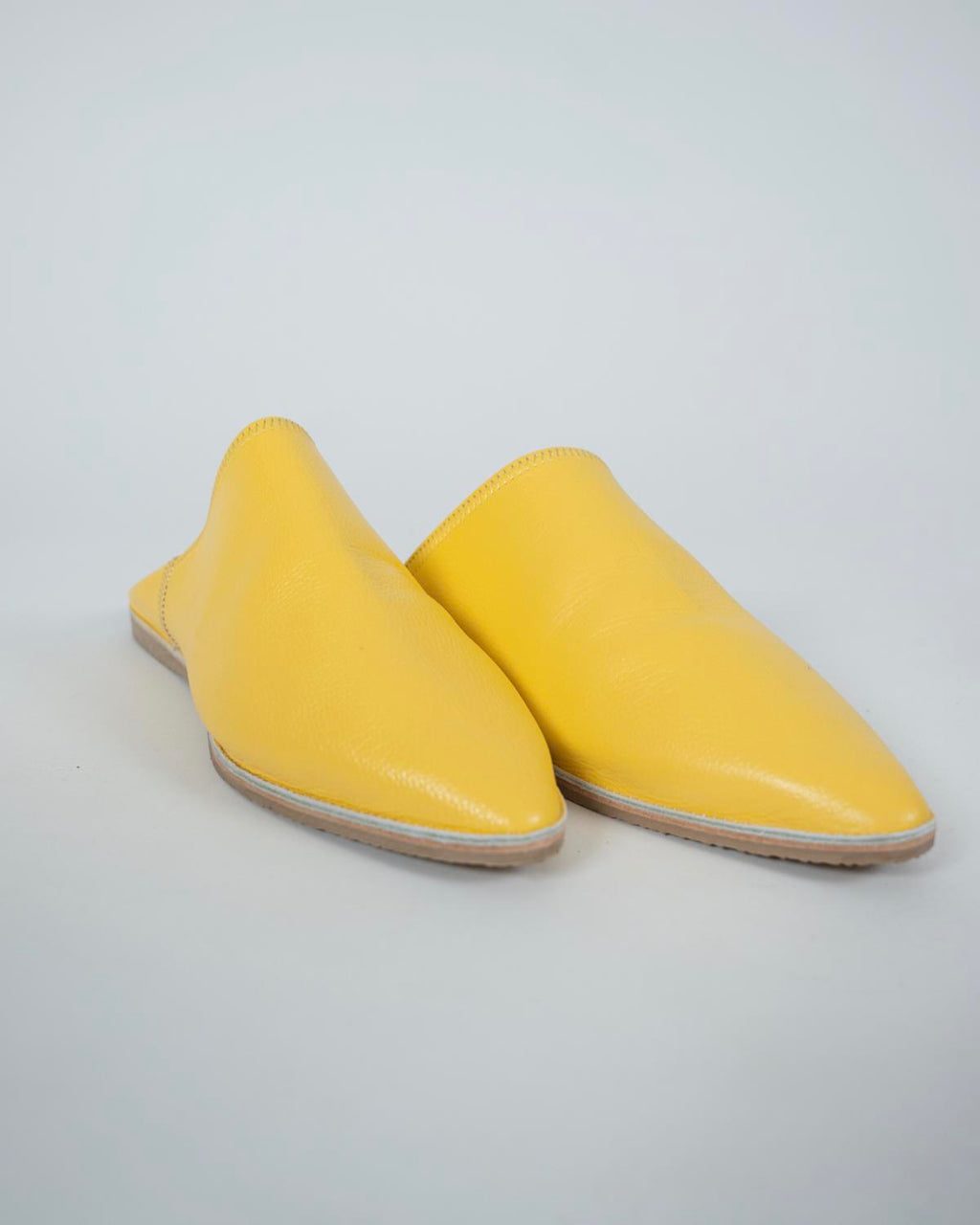 babouches homme matiere cuir de couleur jaunes vue face-trois-quart