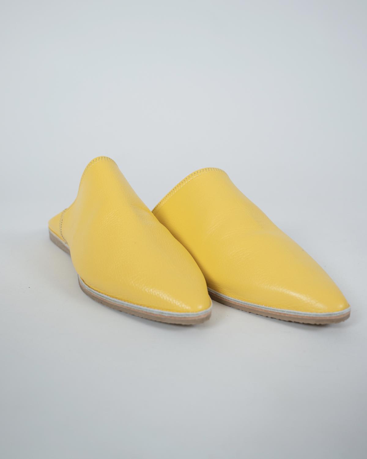 babouches homme matiere cuir de couleur jaunes vue face-trois-quart