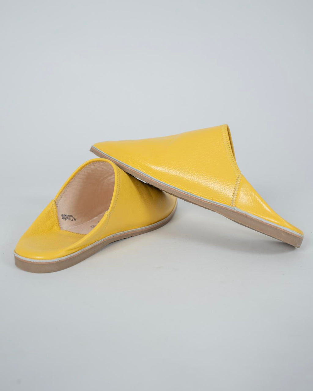 babouches homme matiere cuir de couleur jaunes vue arriere-trois-quart