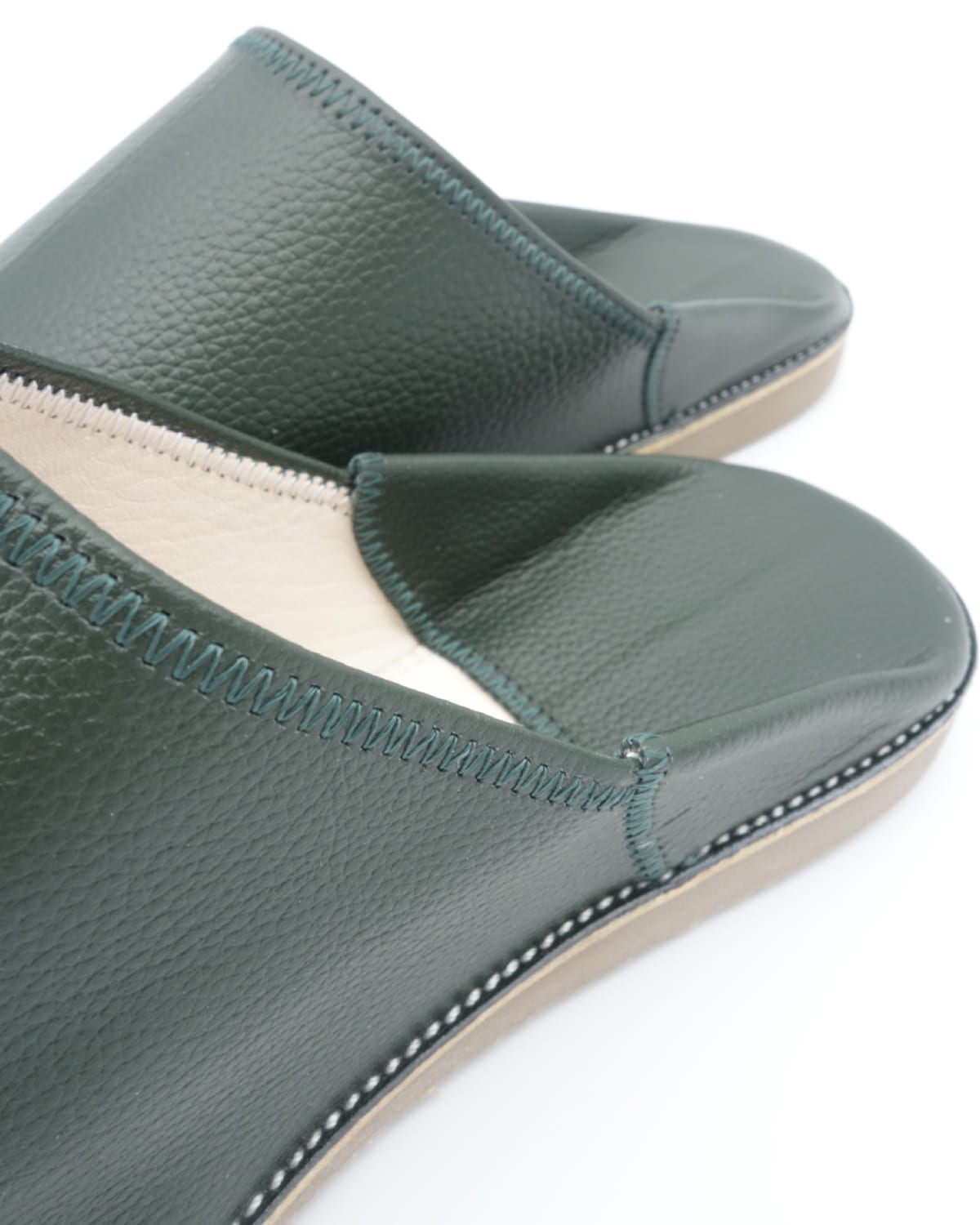 babouches homme matiere cuir de couleur vertes vue rapproche