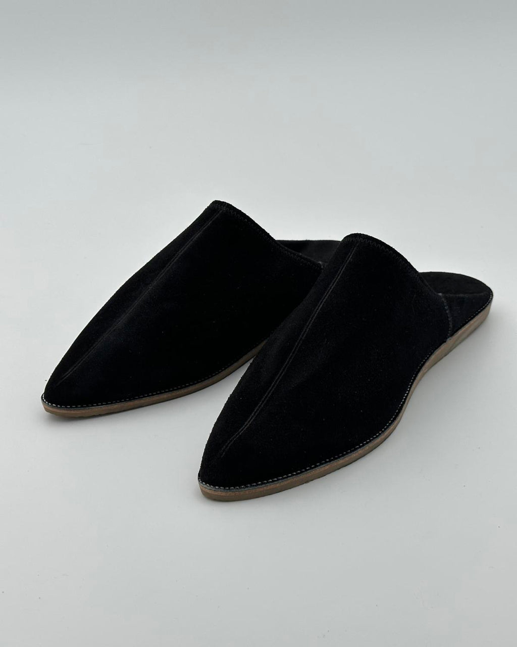 babouches homme matiere suede de couleur noires vue face-trois-quart