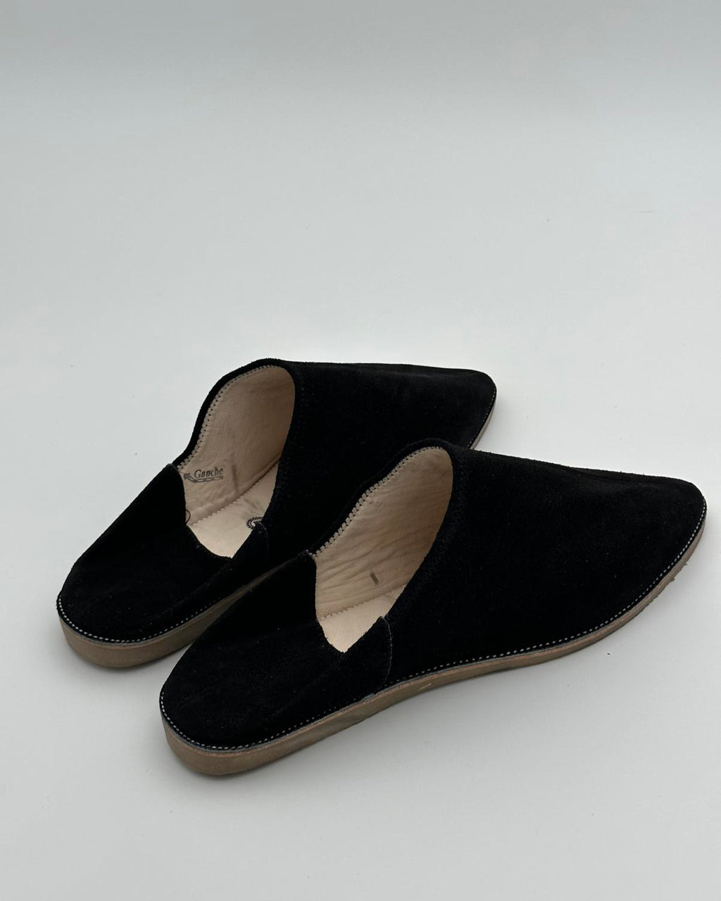 babouches homme matiere suede de couleur noires vue arriere-trois-quart