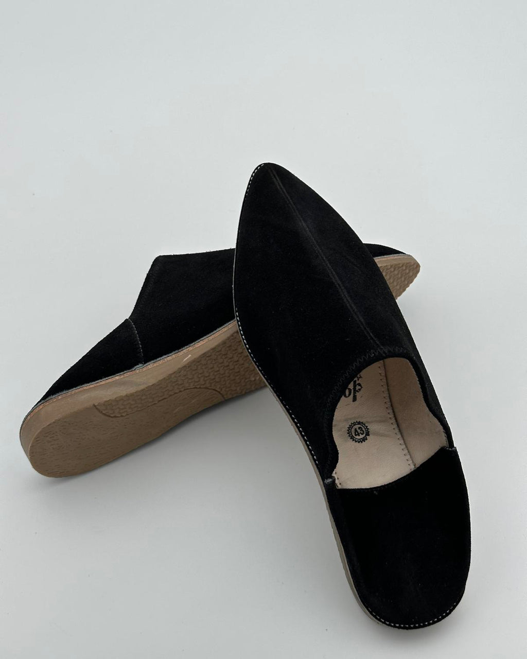 babouches homme matiere suede de couleur noires vue arriere-trois-quart