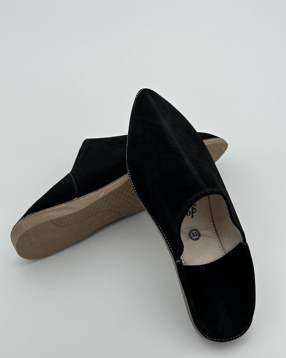 babouches homme matiere suede de couleur noires vue arriere-trois-quart
