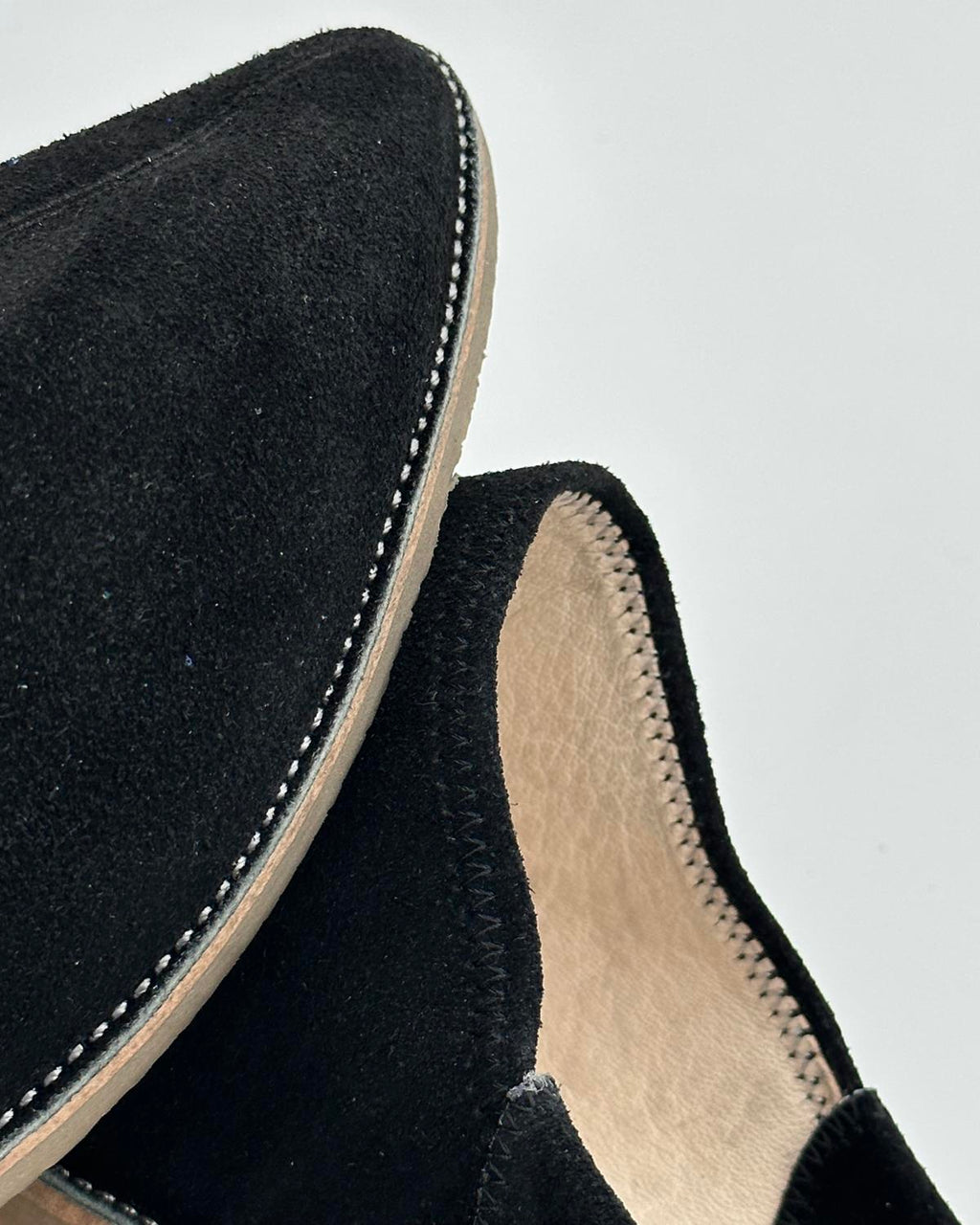babouches homme matiere suede de couleur noires vue rapproche